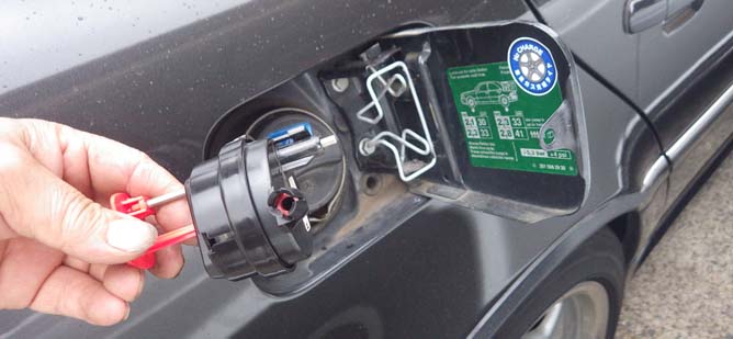 W2 Cクラスの給油口が開かない Autocar Japan