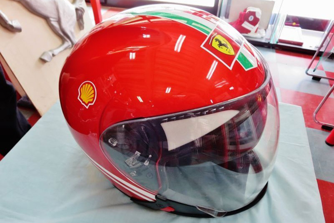 別バージョン、フェラーリFI メカニック用のヘルメット、Schuberth製、価格は350000円 - AUTOCAR JAPAN