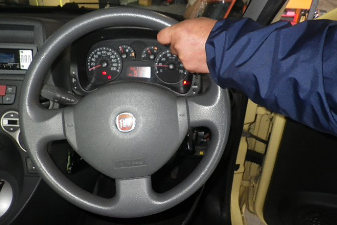 作業前の各部の診断 ステアリング センターのズレも見逃さない レッドポイント スペシャルショップ Autocar Japan