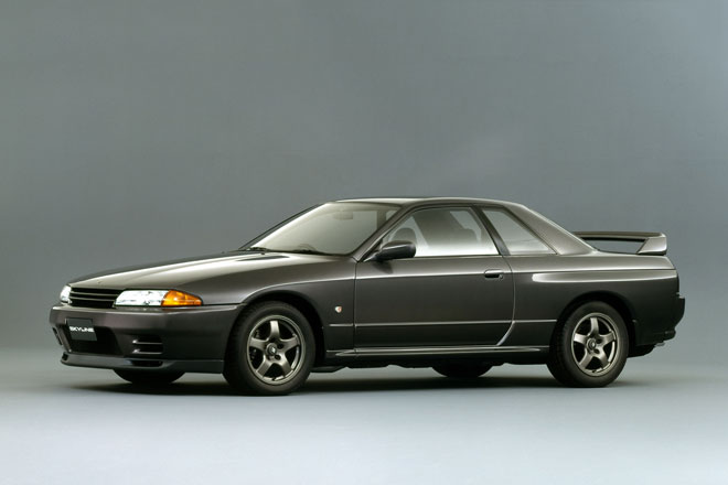 アメリカの25年ルールなどで、90年代の「GT-R」や「シルビアS14/S15」が高値で売買されていることは記憶に新しいが、そうしたプレミアム市場の規模が、電動化義務化によって一気に拡大してしまうかもしれない。