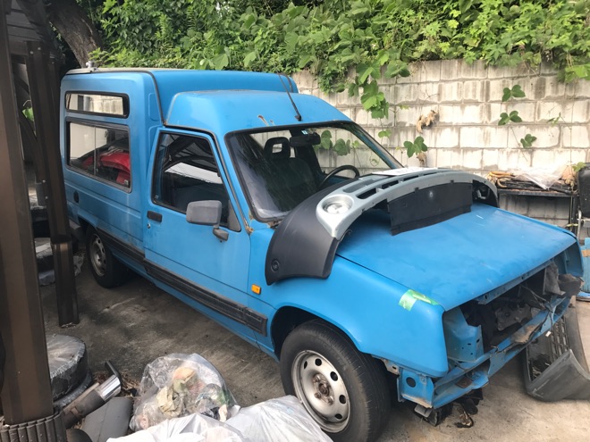 部品調達に欠かせない、ルノー・エキスプレスは有難き部品取り車両