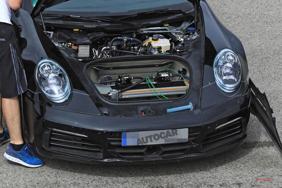 8代目911カブリオレ開発車　ボンネット内部寄り