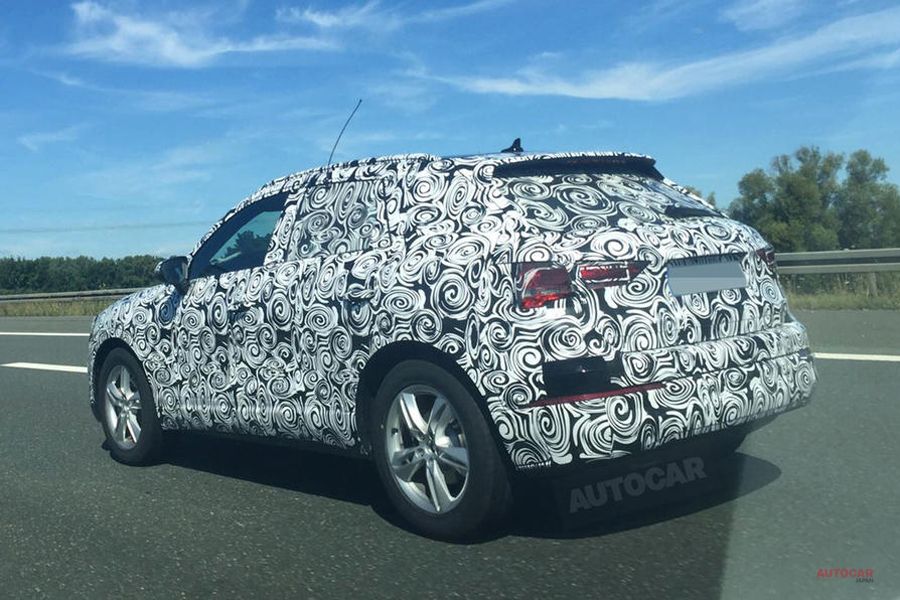 2代目アウディQ3開発車　左後