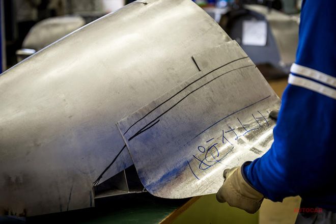 インフィニティ・プロトタイプ9 ボディワーク製造パテ作業