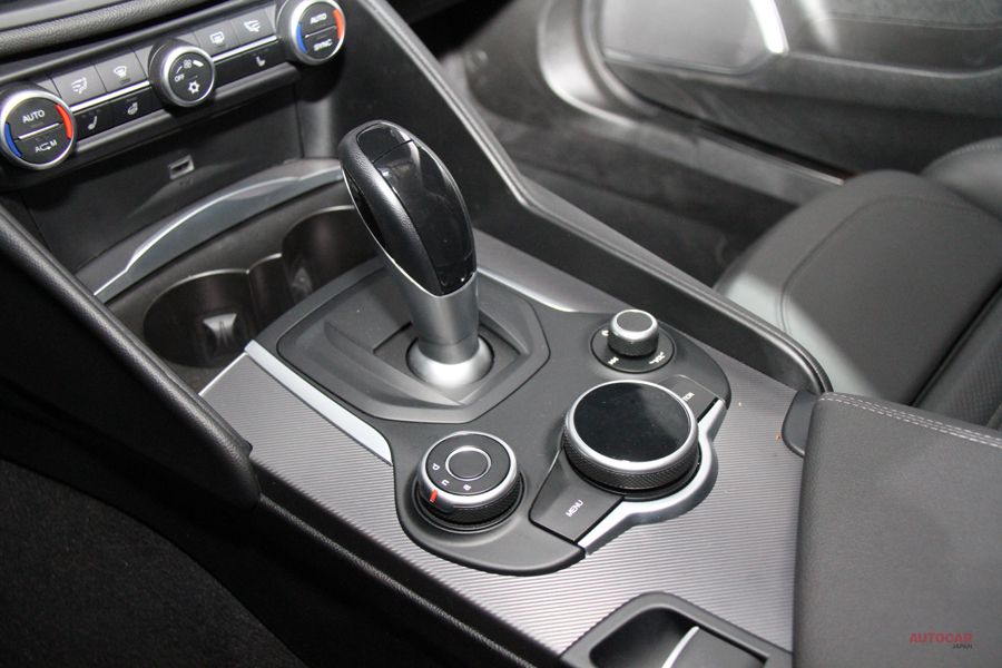 アルファ・ロメオ・ジュリア日本仕様　ヴェローチェのインテリア