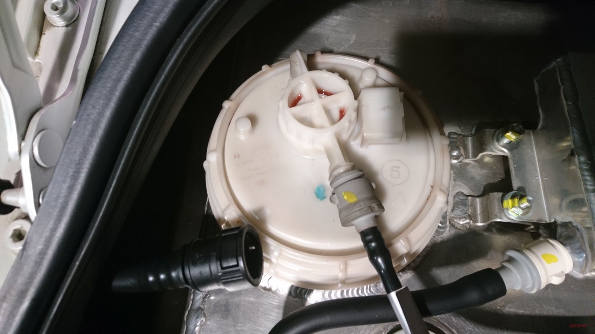 室内にガソリン臭がするマセラティ・グランスポーツ 2基の燃料 室内にガソリン臭がするマセラティ・グランスポーツ 2基の燃料