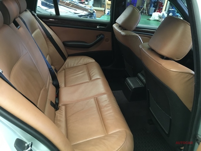 E46型BMW 318ツーリング Mスポーツハイライン用の内装を移植
