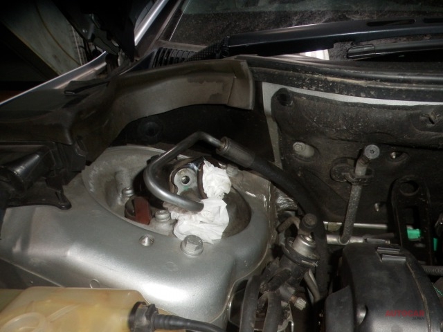 シトロエンC5 10万km／ダンパーからのオイル漏れ／交換作業 - AUTOCAR