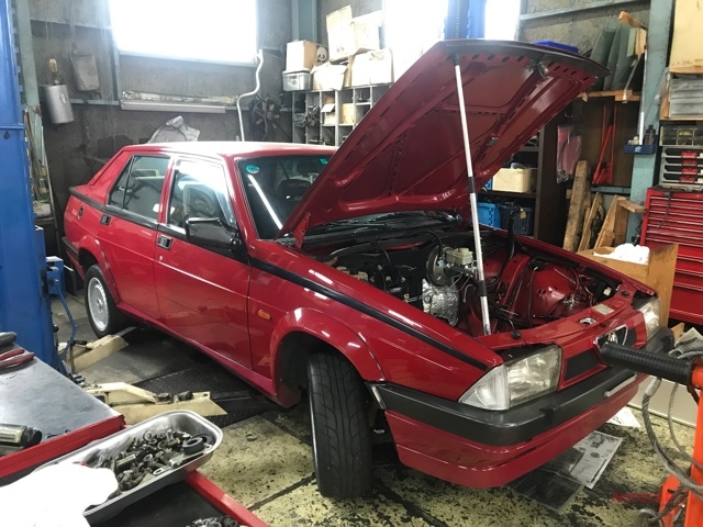 アルファ ロメオ75ツインスパーク 販売車両仕上げ中 エンジンも腰下から ステアリングラックオーバーホール エンジンルーム仕上げ直し ガラージュ ド リュミエール スペシャルショップ Autocar Japan
