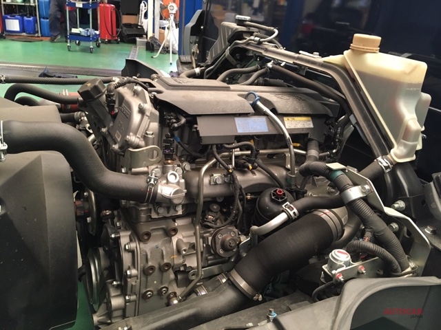 三菱ふそうキャンター積載車 8000kmでオイル交換 頼りになる相棒 交換はこまめに オート スクエアー エノモト スペシャルショップ Autocar Japan