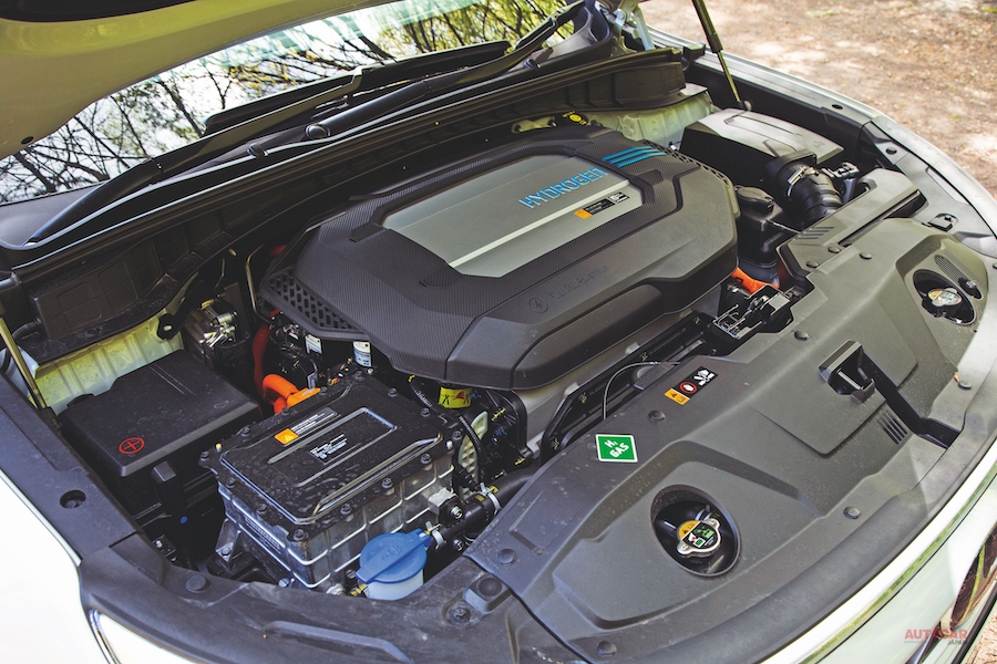 燃料電池スタックと163psの電気モーターはフロントに搭載され、前輪を駆動する。