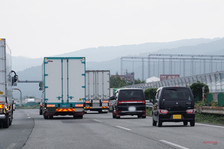 追い越し車線の走り方次第、「あおり」運転にも繋がりやすい。