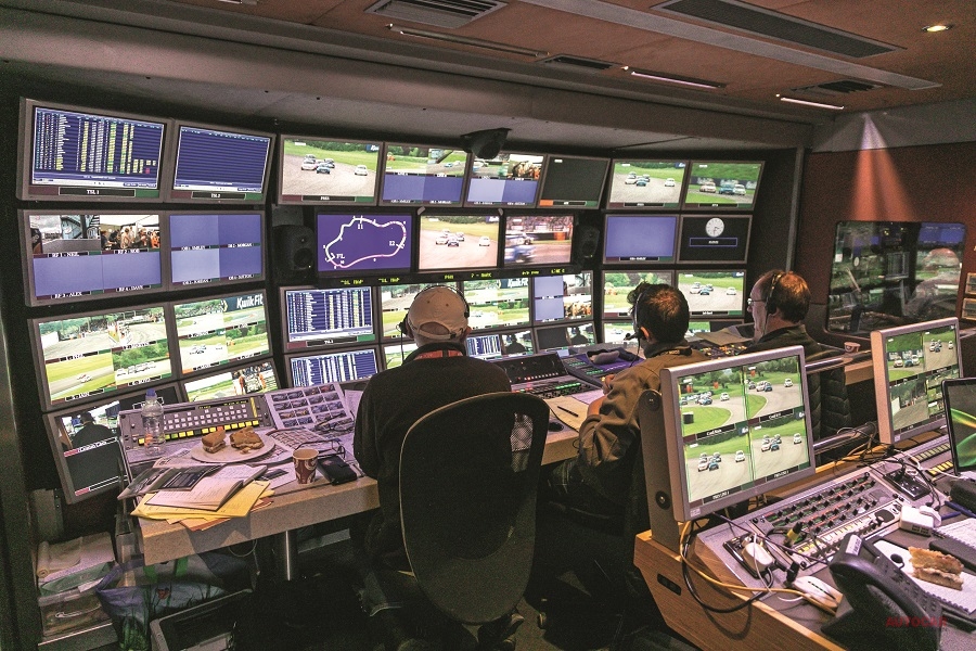 ITVのコントロールセンターが7時間近い中継を管理している。