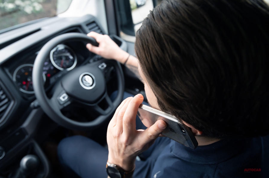 「データ通信も含め、運転中は携帯電話を禁止すべき、と英国の議員グループ」