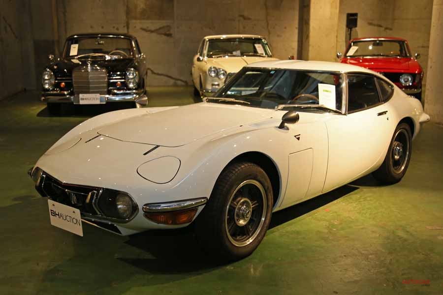 最高落札額は、幻の「トヨタ2300GT」と呼ばれる試作車、8800万円で落札。