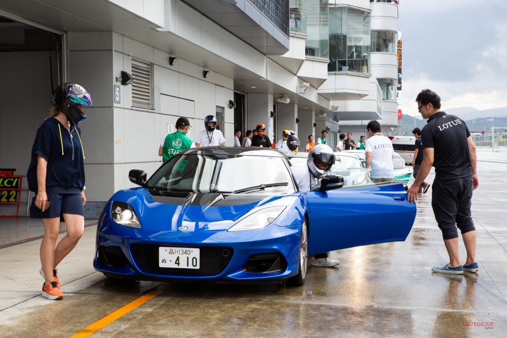 雨中のサーキット・タクシーとなったが、同乗者はロータスの走りを堪能。