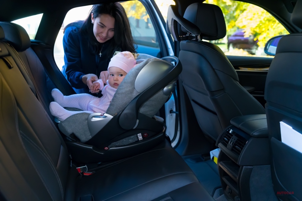 乳幼児用チャイルドシートは後部座席で使うのが原則。乳児用シートはどんな場合も必ず後ろ向きで使用。