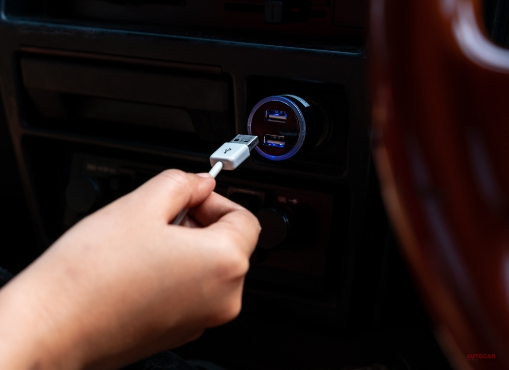 車内で電子機器を充電することもできる。