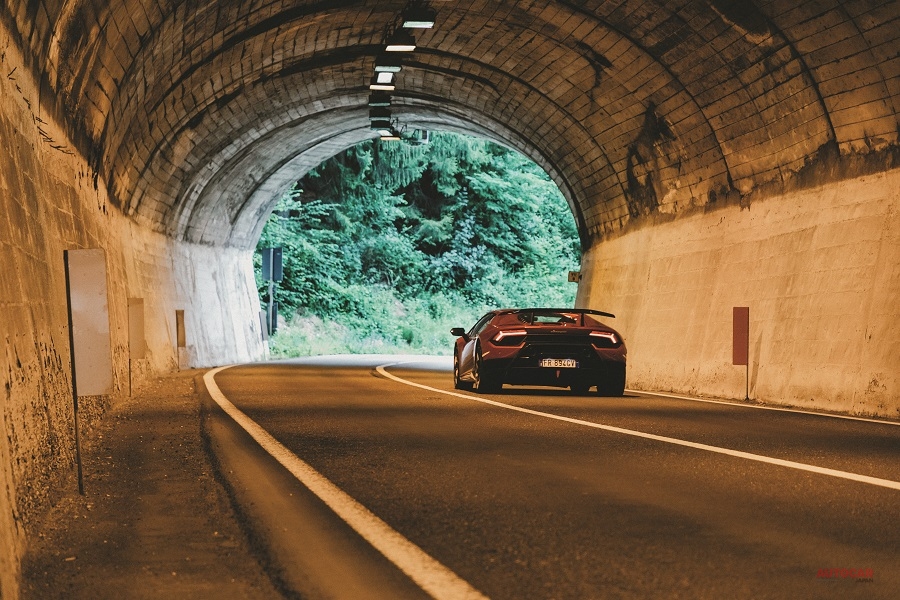 イタリアンアルプスを貫くトンネルに地面を揺るがすようなエンジンサウンドが響き渡る。