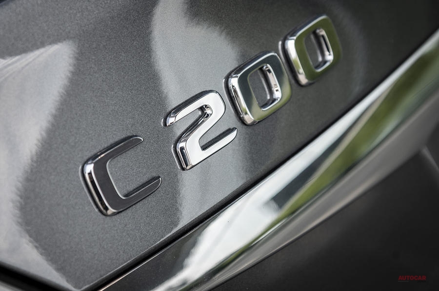 メルセデス・ベンツ/BMW/アウディは、数字とアルファベットでモデル名を示す。