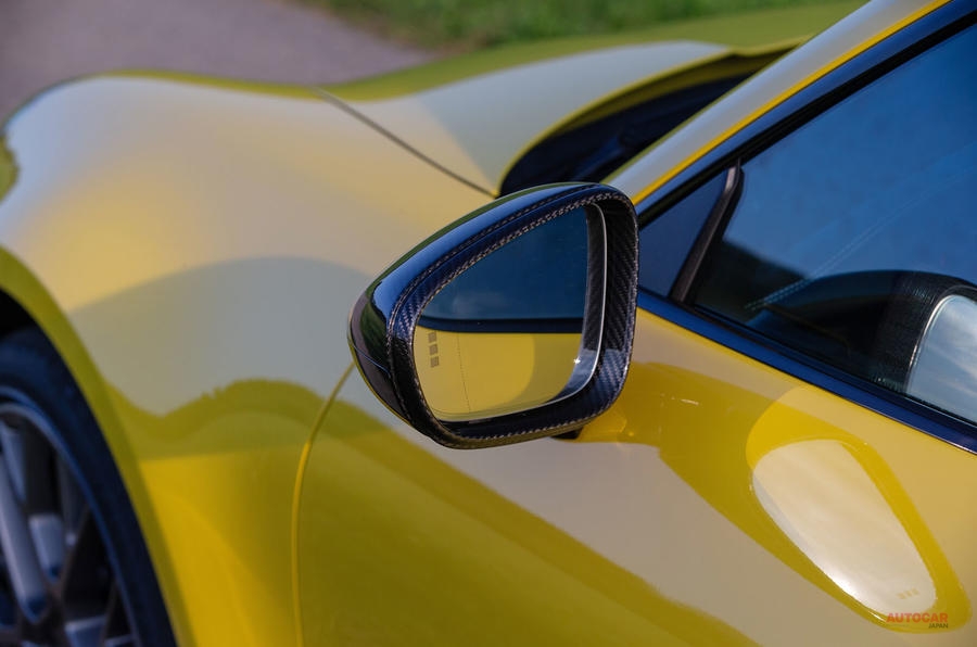 法令用語では「後写鏡」と呼び、ドアミラーなど車両の外側に備わるものを「車体外後写鏡」と呼ぶ。