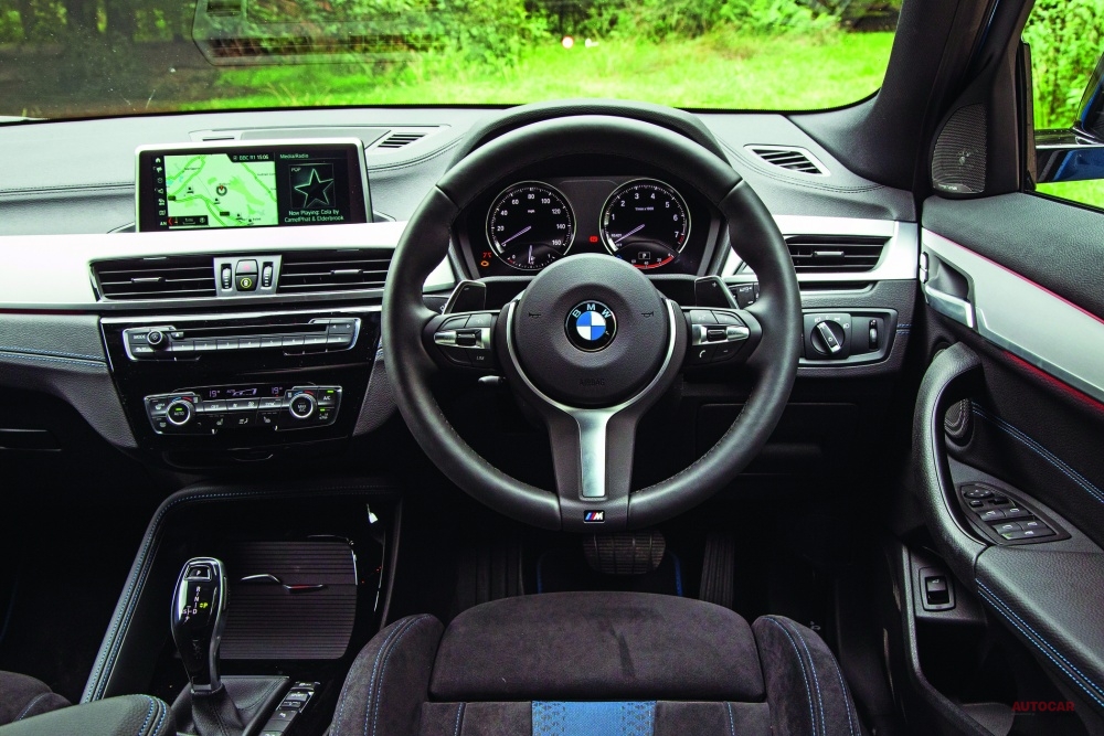 BMWらしい組み合わせのマテリアルは、どれも質感が高い。