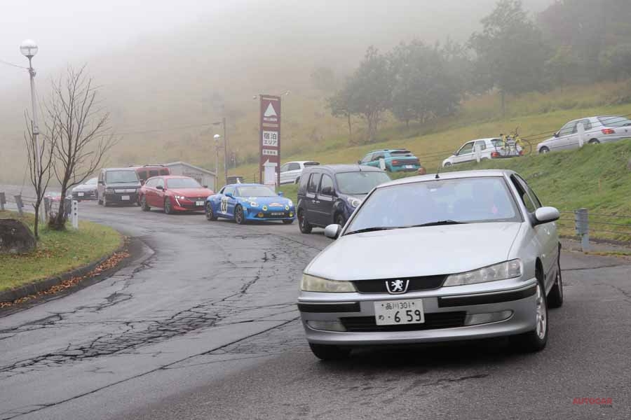 今年もテーマにかかわらず、色とりどりの新旧フランス車が、秋本番の車山高原に集った。