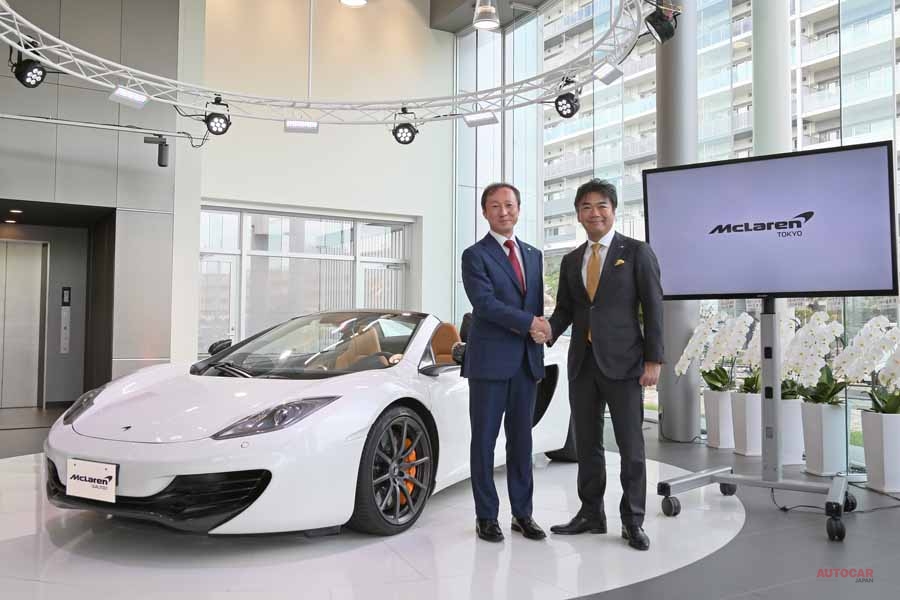 日本支社代表の正本嘉宏氏（右）、マクラーレン東京の川本錦一CEO（左）がプレス発表会に駆けつけた。