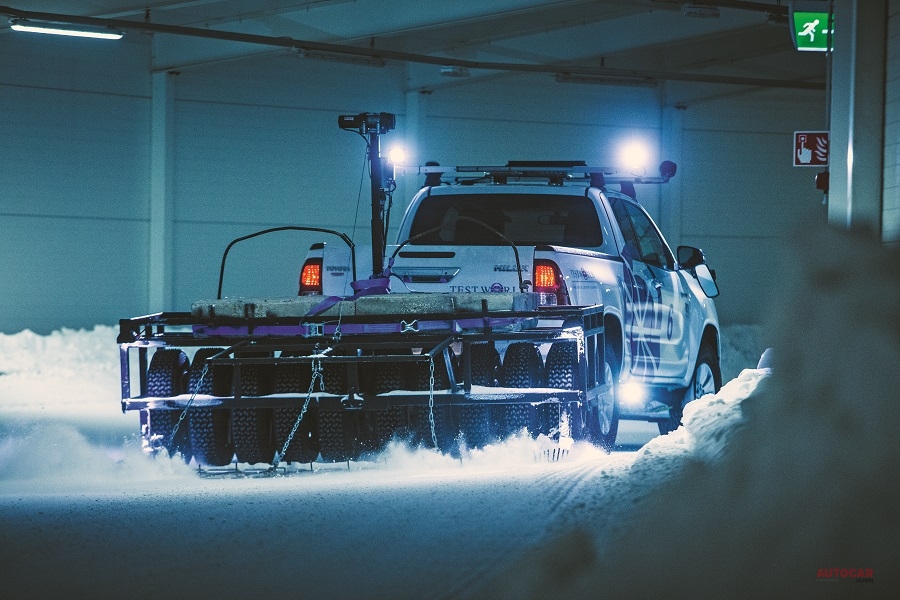 整氷車とピックアップトラックが最適な路面状況を維持している。