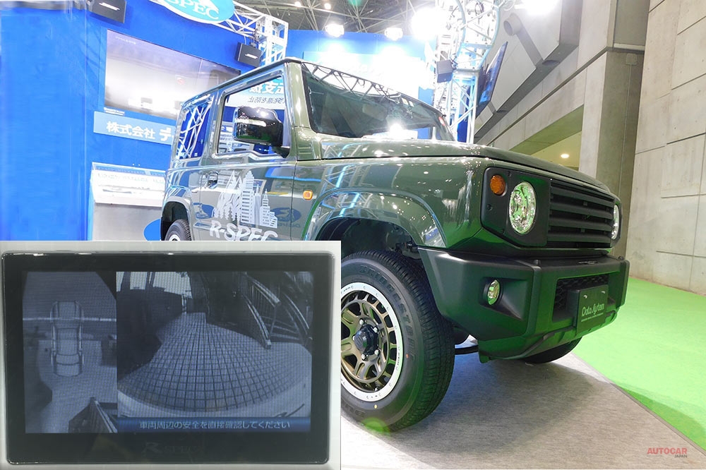 スズキ・ジムニーのデモカーと、俯瞰映像を表示する1カメラスカイトップビューの画像。