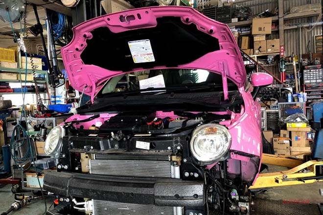 ピンクのフィアット500 Hidからハロゲンに その他ライト周りの改良や電装系メンテも レッドポイント スペシャルショップ Autocar Japan
