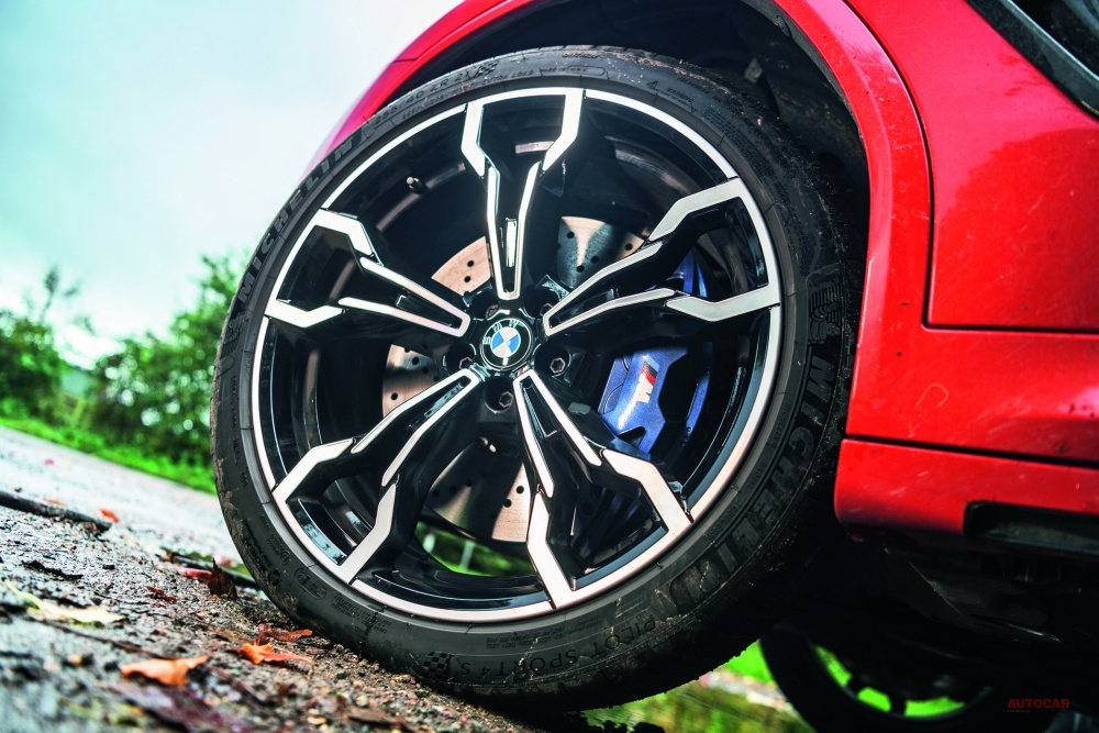 標準装備のタイヤは、BMWのラインナップでも速い部類のセダンやクーペに装着されるようなミシュラン・パイロットスポーツ4Sだ。