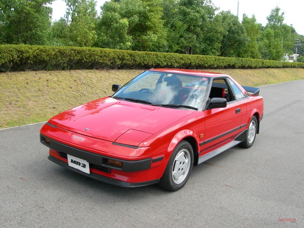 国産スポーツカー初のミドシップ2シーターとして1984年に登場した初代MR2。ウェッジの効いたシンプルなボディが人気を集めたが、そのドライバビリティはミドシップらしくピーキーだった。