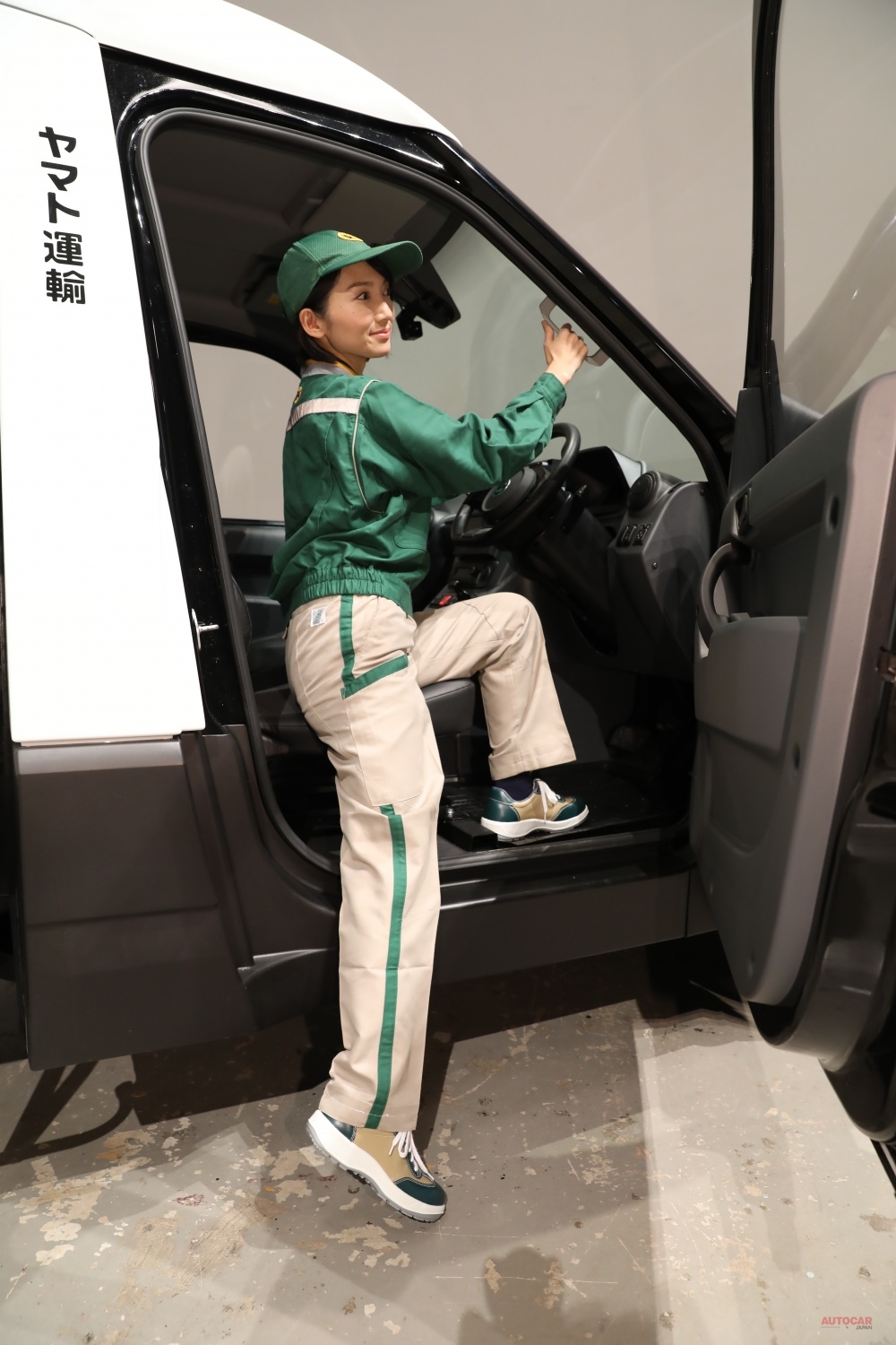 ヤマト運輸のEV配送者は、足腰への負荷を減らすために、普通乗用車並みのシート高さを採用した上で、シート側面の凹凸も極力なくされている。