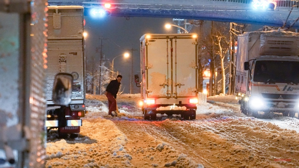 ワダチのついていない新雪が降り積もっている場所では抜群のグリップ力を発揮した。  しかし……。解けはじめの水分を多く含む雪の上では少し走っただけで雪がトレッド面に張り付いて滑りまくる。