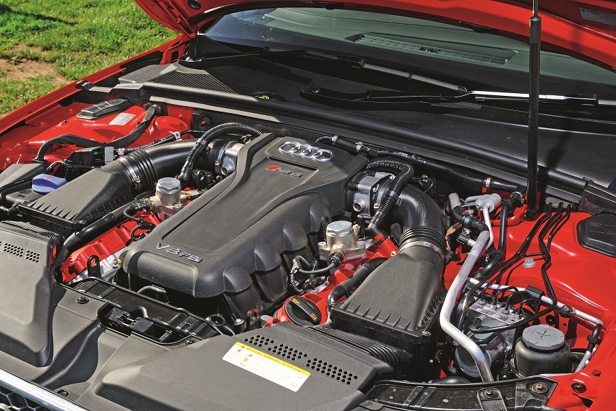 自然吸気4.2L V8エンジンが繰り出すパンチにドライバーは思わず笑顔になるだろう。