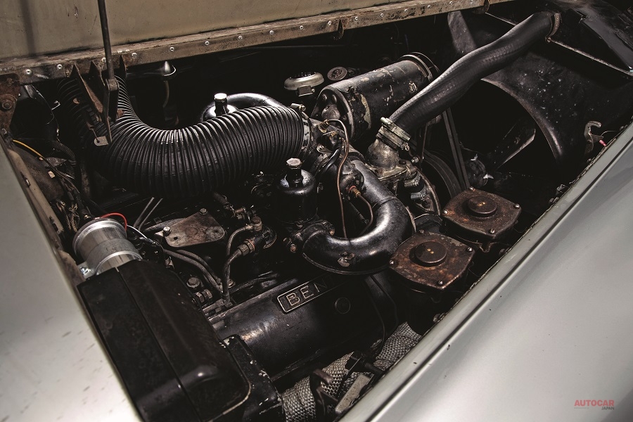 S1の直列6気筒に替えて、S2には6.25L V8エンジンが積まれていた。