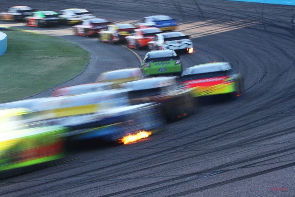 もう1つ、NASCARを含めたアメリカンモータースポーツがアメリカで人気減少になっている理由が、クルマばなれ。