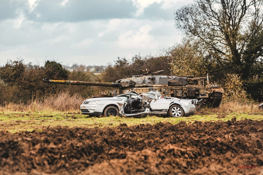 ほとんど真正面しか見えない状態で、70tものチーフテン戦車を操縦するのは決して簡単ではない。