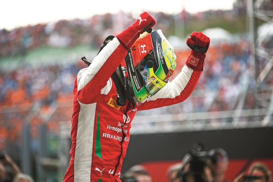 F3での成功によって2019シーズンはプレマ・レーシングでF2を戦った。