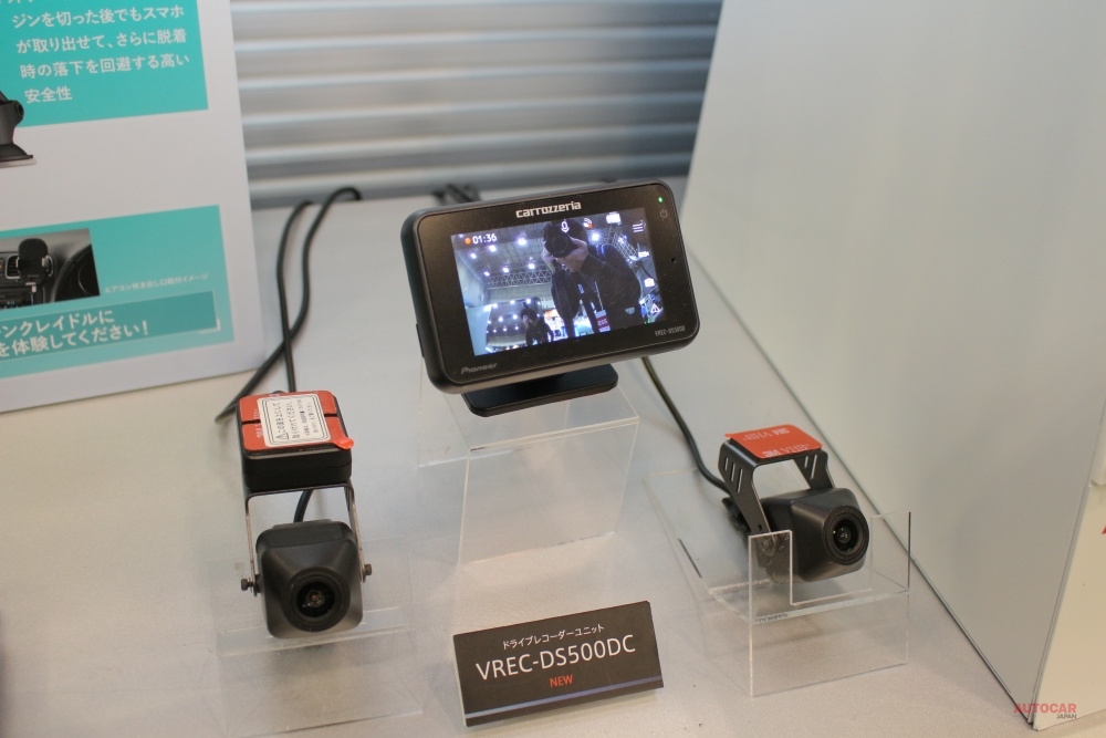パイオニアブースに展示されている2カメラ式ドライブレコーダー「VREC-DS500DC」
