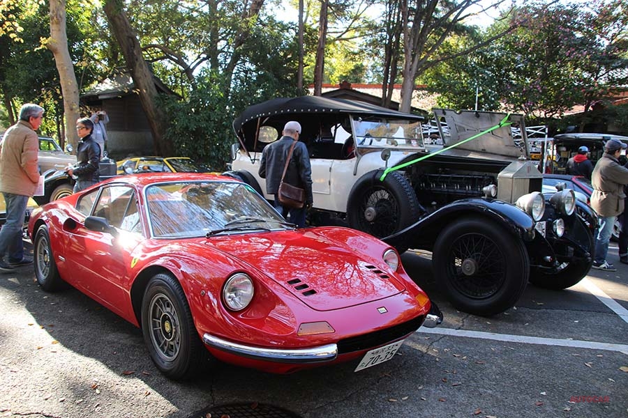 会場には戦前車に50〜60年代の名車、スーパーカーから90年代のヤングタイマーまで、様々なクルマが展示された。