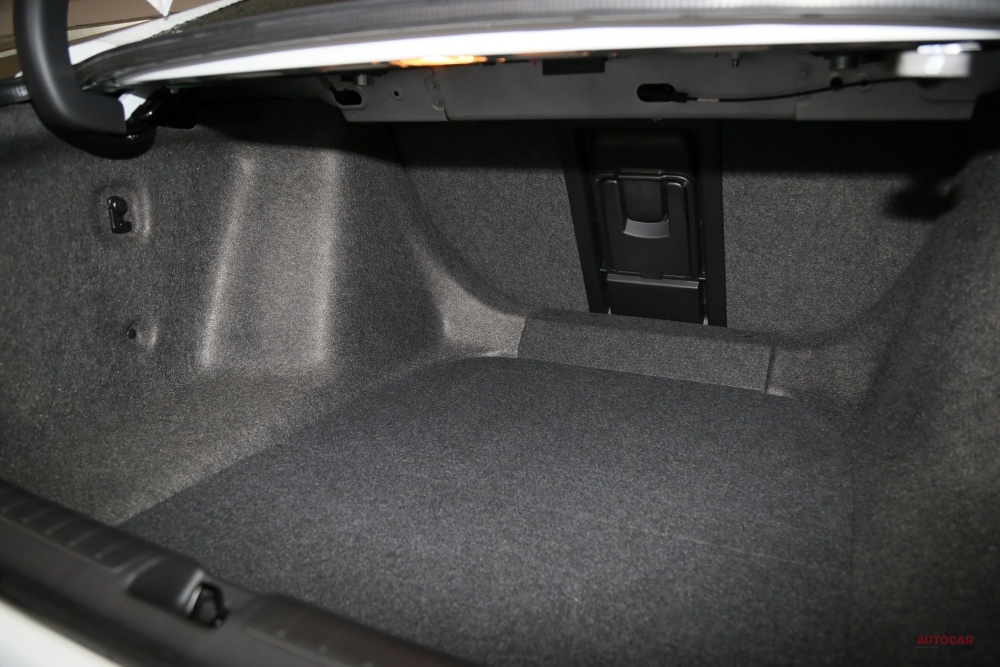 トランクは25インチのソフトスーツケースが4つも入る。現行型に比べて荷室容量は149L拡大。