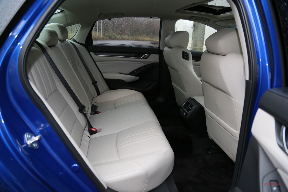 後席は現行型に比べて足もと空間が70mm拡大。前席シートバックの形状が工夫されているため、視界の抜けがいい。
