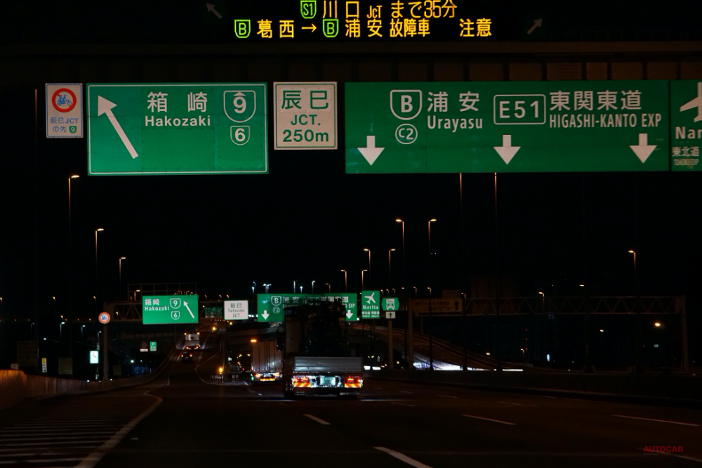 辰巳第一PAに行くには、横浜・羽田方面から湾岸線で千葉方面に走行し、「辰巳JCT」で分岐を左「箱崎」方面、9号深川線に入る。