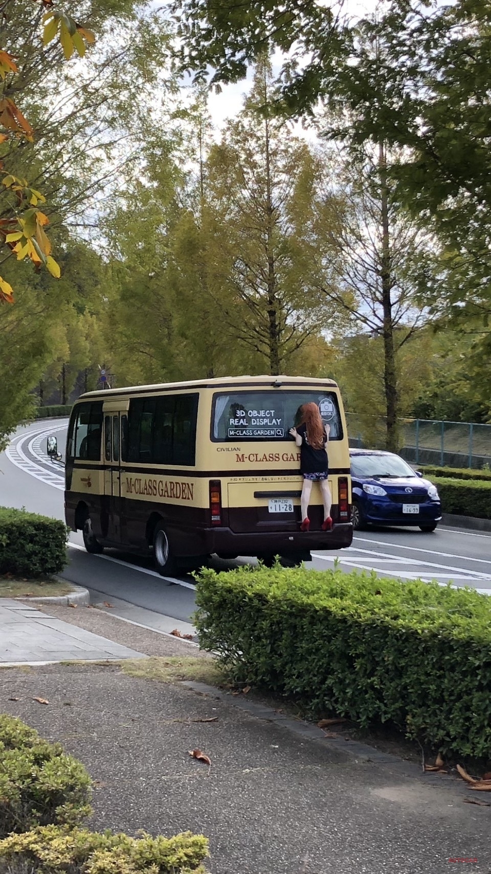 わき見運転で事故につながったとしてもバスに非はなく、わき見運転をする方が安全運転義務違反となる。