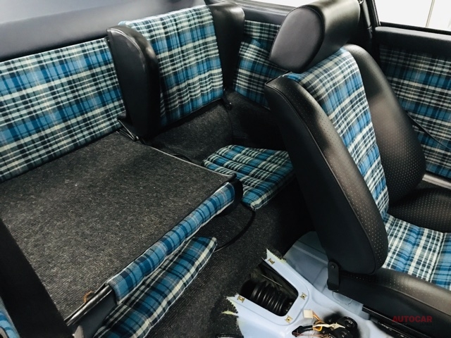 画像 写真 早川鈑金の早川です 930型ポルシェ911カレラ3 2 ナローモディファイ ブルータータンチェックの柄 リアシートもインストール Autocar Japan