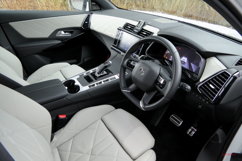 DS 7クロスバックは内外装をコーディネートできる「オートクチュール」サービスを用意。試乗車の内装は、リヴォリというテーマに追加されたパールグレー・レザー。