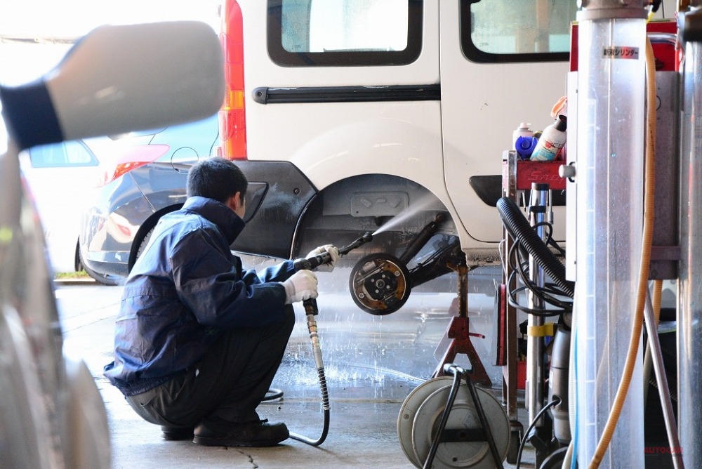 どんな作業も まずは下回りとエンジンルームのスチーム洗浄から Autocar Japan