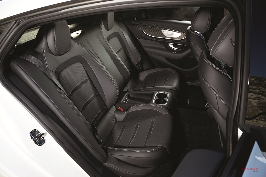 AMG GT 4ドアクーペには4つのシートを備えた豪華な空間が広がっている。